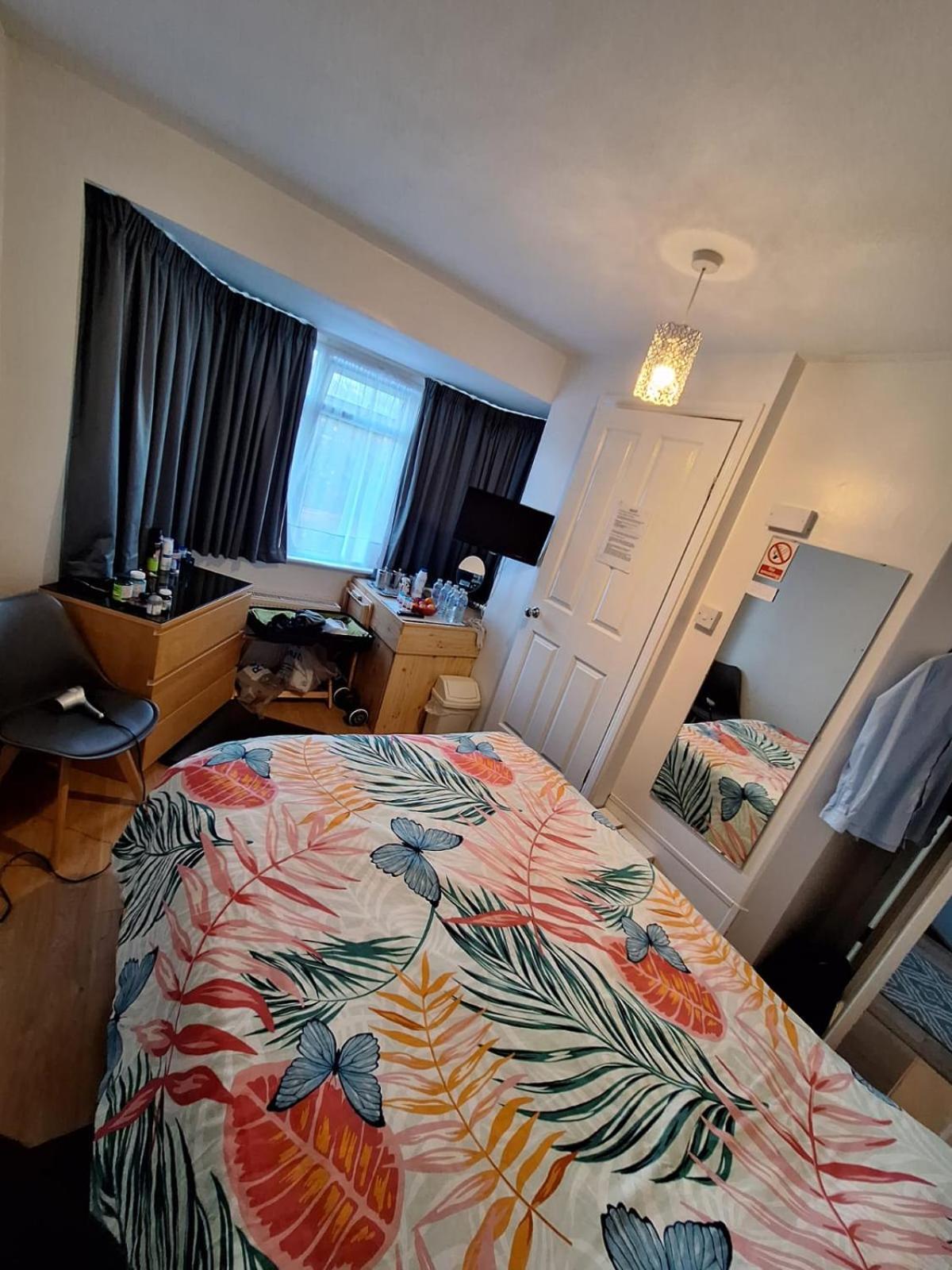 Harrow B & B Extérieur photo